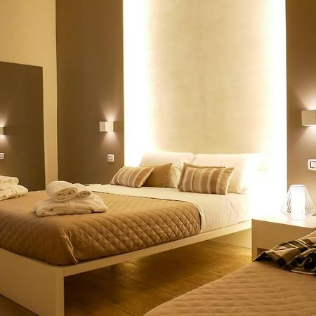 La Banchina Holiday Rooms Trani Exterior photo